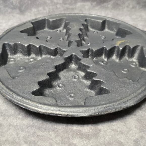 Vintage Cast Iron Christmas Tree Round 10" Baking Mold Cooking Crafting Holiday - Picture 3 of 8